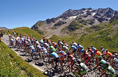 Billede af cykelryttere i Alperne